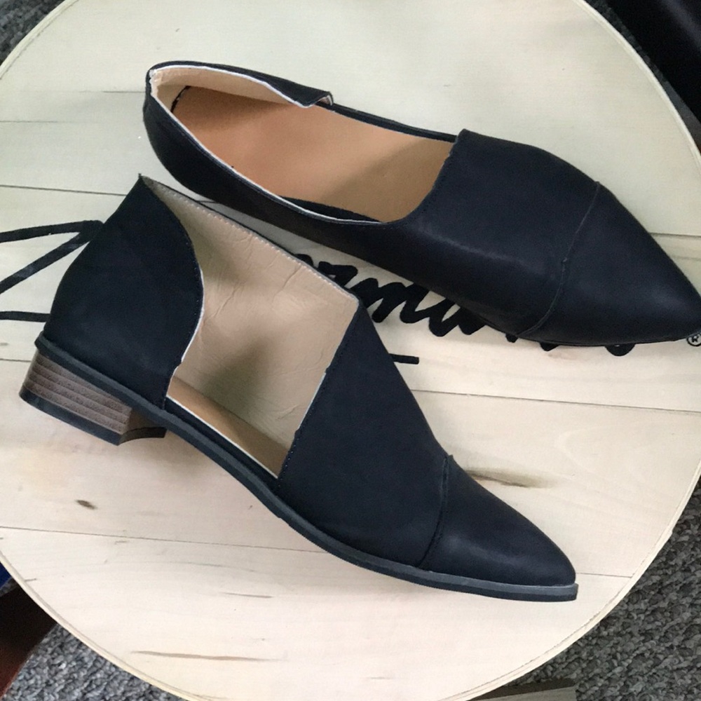 Black pointed toe flat leather shoe